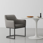 Manhattan Comfort - Fauteuil de salle à manger moderne Serena 23,03 po en similicuir gris-Revêtu d’un magnifique similicuir avec un rembourrage en mousse haute densité