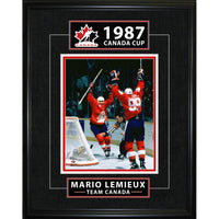 Frameworth - Mario Lemieux serie classique 1987 Coupe Canada but en or - impression encadree - 16" x 20"-Impression de hockey Equipe Canada sous licence officielle mettant en vedette l'iconique but en or de Mario Lemieux a la Coupe Canada 1987