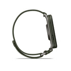 Garmin - Venu X1 - Moss avec fond en titane et bracelet en nylon Moss ComfortFit-CARTOGRAPHIE AVANCÉE - Naviguez facilement lors de vos activités grâce aux cartes TopoActive préchargées du monde entier. Améliorez votre jeu grâce aux fonctionnalités de golf avancées et aux cartes CourseView préchargées de plus de 43 000 parcours de golf à travers le monde
