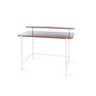 Can-Bramar - Bureau de travail Modernatta, cadre blanc mat avec plateau de table en mélamine noyer clair-Bureau de travail de style contemporain. La surface offre suffisamment d’espace pour accueillir un ordinateur portable et tout le matériel nécessaire pour écrire. La tablette supérieure est parfaite pour y déposer des objets inspirants et des ouvrages de référence afin de rendre votre travail agréable et efficace.