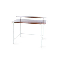 Can-Bramar - Bureau de travail Modernatta, cadre blanc mat avec plateau de table en mélamine noyer clair-Bureau de travail de style contemporain. La surface offre suffisamment d’espace pour accueillir un ordinateur portable et tout le matériel nécessaire pour écrire. La tablette supérieure est parfaite pour y déposer des objets inspirants et des ouvrages de référence afin de rendre votre travail agréable et efficace.