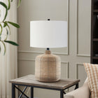 Hudson&Canal - Lampe de table Jolina 52 cm de haut, petite, en rotin avec abat-jour en tissu - Rotin naturel/blanc-Une finition artisanale en rotin naturel et en laiton est appliquée sur la base ronde en rotin et en métal