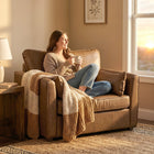 HOMCOM - Fauteuil d’appoint en cuir PU avec assise large - coussin à ressorts - pieds en bois - 2 coussins pour salon - brun-La largeur compacte de 43,3 po s'adapte parfaitement à toutes les petites pièces ou espaces    
