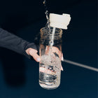 Contigo - Bouteille d’eau en plastique DualSip avec couvercle à double sens et courroie de transport, 828 ml (28 oz)-Design intelligent et élégant : Conçue pour la fonctionnalité et optimisée pour le style