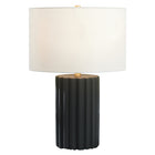 Hudson&Canal - Lampe de table haute Seren 23" avec abat-jour en tissu - Noir mat/laiton/blanc-Associé à un abat-jour tambour en tissu blanc
