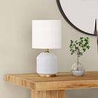 Hudson&Canal - Lampe de table Esther 38 cm de haut en céramique texturée avec abat-jour en tissu - Blanc mat/laiton antique/blanc-Une finition blanche mate artisanale est appliquée sur la base ronde en céramique