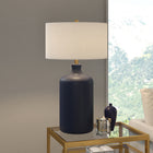 Hudson&Canal - Lampe de table Sloane en céramique de 74 cm de haut avec abat-jour en tissu - Bleu marine mat/blanc-Comprend un cordon de 6 pieds avec interrupteur à prise rotative