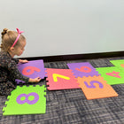 Kore Design - Tapis de jeu en mousse pour enfants, marelle emboîtable (12,6 po × 12,6 po × 0,40 po) - Lot de 12-Mousse eva sûre : les 10 grandes pièces en mousse faciles à gérer (12,6 po x 12,6 po ) s'emboîtent parfaitement. Les couleurs vives et éclatantes offrent une stimulation visuelle. Livré avec deux marqueurs de place