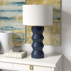 Hudson&Canal - Lampe de table Carlin en céramique de 68 cm de haut avec abat-jour en tissu - Bleu marine mat/blanc-Une finition marine mate artisanale est appliquée sur la base ronde en céramique