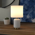 Hudson&Canal - Lampe de table en céramique Lambert de 38 cm de haut avec abat-jour en tissu - Blanc mat/laiton/blanc-Comprend un cordon de 6 pieds avec interrupteur à bascule