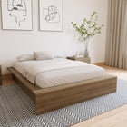 Nexera - Lit Plateforme double James en Chêne Brun-Fonctionnalité Pratique : Des bordures extra-larges offrant un style moderne et des espaces pratiques pour les livres ou les appareils