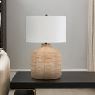 Hudson&Canal - Lampe de table surdimensionnée en rotin Jolina , 68 cm de haut, avec abat-jour en tissu - Rotin naturel/blanc-Une finition artisanale en rotin naturel et en laiton est appliquée sur le cylindre en rotin et la base en métal