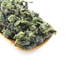 Tao Tea Leaf - Thé oolong Tie Guan Yin de qualité, 50 g de thé en vrac-Ce thé de corps moyen est doté d’une saveur très raffinée et complexe, car il est doux avec des touches florales. Il a une particularité très crémeuse rappelant la texture d’oolong au lait et son arrière-goût reste pendant longtemps, comme un biscuit sucré