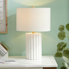 Hudson&Canal - Lampe de table haute Seren 23" avec abat-jour en tissu - Blanc mat/laiton/blanc-Une finition blanche mate artisanale est appliquée sur la base en céramique