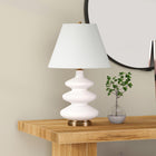 Hudson&Canal - Lampe de table Carleta (67,3 cm) avec abat-jour en tissu - Blanc/Blanc-Une finition blanche artisanale est appliquée sur la base cylindrique en métal et en verre