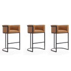 Manhattan Comfort - Cosmopolitan tabouret de bar moderne du milieu du siècle de 23,7 po en similicuir camel et noir, lot de 3-Tabouret de bar moderne du milieu du siècle avec banquette arrière parfait pour un bar et une cuisine. Ensemble de 3