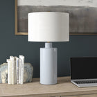 Hudson&Canal - Lampe de table Selina en céramique de 63 cm de haut avec abat-jour en tissu - Bleu fumé/blanc-Conçu pour une ampoule à incandescence de 60 W - ampoule LED de 9 W, ampoule fluorescente (CFL) de 13 W ou ampoule LED à ballast automatique de 9 W, ampoule à culot E26, ampoule non incluse