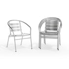 Chaise de restaurant empilable commerciale pour intérieure/extérieure en aluminium avec dossier à trois lattes et appuis-bras-Les renforts transversaux offrent une stabilité supplémentaire.