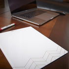 Quartet - Bloc-notes de bureau en verre trempé effaçable à sec - 20,3 x 25,4 cm - Blanc-DESIGN ÉLÉGANT : Élevez votre niveau d'organisation avec le design sans cadre qui dégage un look moderne et haut de gamme. Le design tendance en bas assure que ce sous-main en verre s'intègre parfaitement à tout décor.