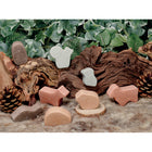 Yellow Door - Les petites terres - Forêt, ensemble de 8 figurines en pierre-L'ensemble de huit figurines comprend : cerf, renard, grenouille, souris, loutre, hibou, lapin et écureuil.