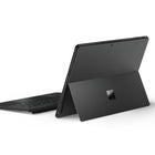 Microsoft - Tablette Surface Pro Copilot+ PC 13 po LCD - Snapdragon X Plus - 512 Go SSD - 16 Go RAM - Windows 11 - Noir - Anglais-Restez connecté n’importe où : Des vitesse ultra rapides n’importe où avec les connexions Wi-Fi 7 et 5G en option