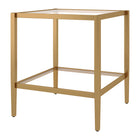 Hudson&Canal - Table d'appoint carrée Hera 50 cm de large avec étagère en verre - Laiton antique-Le dessus a une capacité de poids de 40 lb, l'étagère peut supporter 20 lb