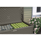 Suncast - Coffre de terrasse extra-large en osier de 134 gallons - couleur Stoney-Les amortisseurs facilitent l’ouverture du couvercle et le maintiennent en position ouverte pendant l’utilisation.