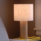 Decent Living - Lampe de table en bois d'érable - Drapeau des États-Unis avec USA-Élégant et unique : un magnifique abat-jour aux textures 3D uniques.