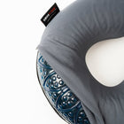 ObusForme - Oreiller cervical de voyage en gel infusé de charbon de bois-Les accoudoirs latéraux profilés avec fermoir à bouton offrent un soutien latéral et empêchent le basculement vers l'avant.