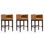 Manhattan Comfort - Tabouret de bar Kingsley 21" style milieu du siècle moderne, revêtement en similicuir, camel et noyer foncé, lot de 3-Tabouret de bar moderne du milieu du siècle avec banquette arrière parfait pour un bar et une cuisine. Ensemble de 3