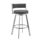 Armen Living - Roman Tabouret de Bar Pivotant de 66 cm de Hauteur de Comptoir en Similicuir Gris et Acier Inoxydable Brossé-Il n’est pas toujours facile de concevoir le tabouret parfait pour nos clients, mais nous nous efforçons constamment de proposer des idées innovantes pour offrir la meilleure expérience utilisateur.

En intégrant ces fonctionnalités, nous cherchons à dépasser vos attentes et à garantir un confort optimal.

La fonction pivotante fluide à 360 degrés assure une mobilité maximale, tandis q