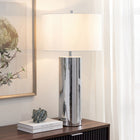 Hudson&Canal - Lampe de table York 75 cm de haut avec abat-jour en tissu - Nickel poli/blanc-Une finition en nickel poli fabriquée à la main est appliquée à la base en métal du chandelier