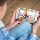 Motorola - Moniteur bébé vidéo VM50G avec panoramique, inclinaison & zoom - Blanc & Or - Ensemble de 2 caméra-Couverture complète de la chambre - Notre moniteur de caméra pour bébé vous offre une vue à vol d’oiseau de toute la pièce