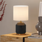Hudson&Canal - Lampe de table Esther 38 cm de haut en céramique texturée avec abat-jour en tissu - Noir mat/laiton antique/blanc-Conçu pour une ampoule à incandescence de 40 W à culot E26 et des équivalents LED, ampoule non incluse