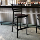 Flash Furniture – Tabouret bistro HERCULES en métal, dossier à traverses, noir, siège en noyer (XUDG697BBARWAW)-Capacité de poids de 500 lb