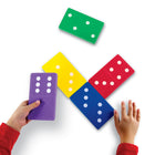 Learning ResourcesMD – Jeu d’apprentissage des mathématiques, dominos jumbos en mousse-Comprend 28 dominos « double-six » offerts en 6 couleurs éclatantes : rouge, bleu, jaune, orange, vert et violet avec points blancs, guide d’activité et étui de rangement