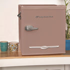 Frigidaire - Réfrigérateur bar rétro avec ouvre-bouteille sur le côté - 1,6 pi ca - Corail-Deux étagères dans la porte permettent le rangement facile des canettes individuelles ainsi que de bouteilles de 2 L