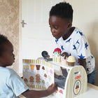 Melissa & Doug, Comptoir à glaces avec cuillères et glaces en bois-Contenu : comptoir, 8 cuillères à glace en bois, 6 garnitures, 2 cônes, pot en plastique, cuillère à glace, cuillère en bois, pinces, menu réutilisable, six billets