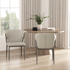 Manhattan Comfort - Lot de 2 chaises de salle à manger modernes Kirsten 20,5 po en similicuir gris clair-Revêtu d’un similicuir luxueux avec des coutures raffinées