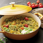 Tramontina - Bestow Casserole en fonte émaillée de 4 Qt avec couvercle – Sunrise avec bouton en acier inoxydable-Rainures de condensation auto-arrosantes sur le couvercle pour une cuisson uniforme et savoureuse