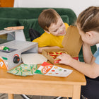 Melissa & Doug, Coffret de jeu en bois Comptoir à pizza à garnir et cuire (41 pièces) -Les ingrédients comprennent un shaker à fromage, de la sauce et du fromage en feutre, une pâte en bois et des garnitures ; les morceaux se fixent grâce aux languettes autocollantes