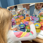 TickiT - Miroir d'exploration en bois-Fascinez les jeunes esprits: Encouragez l'exploration de soi avec des réflexions infinies ! Expérimentez avec les expressions faciales et introduisez les émotions. Développez le langage descriptif et l'auto-identification
