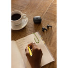 JBL - Live Pro 2 - Écouteurs sans fil avec Réduction de Bruit - Noir-40 (10+30) heures de lecture avec chargement sans fil : Ne manquez jamais une seule note avec les 40 heures d’autonomie de la batterie à chargement compatible Qi (10 heures dans les écouteurs + 30 heures dans l’étui). Besoin d’un coup de pouce ? Quinze petites minutes de Speed Charge vous offrent quatre heures de lecture supplémentaires. Rapide !