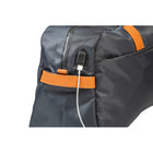 CHAMPS - 'The Weekender' Sac de sport en nylon imperméable avec port de charge USB - Noir-Port de charge USB et câble pour une recharge en déplacement