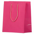Jam Paper - Sacs-cadeaux brillants avec poignées en corde - Moyen - 8 po x 10 po - Rose vif - Paquet de 3-Nos sacs cadeaux disposent d'une poignée en corde souple et d'une étiquette cadeau vierge attachée, vous permettant d'adresser vos cadeaux ou faveurs.