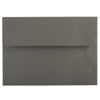 JAM Paper Enveloppes format invitation avec fermeture gommée, 5 1/4 x 7 1/4 po, gris foncé, 100/paquet-Gris foncé