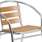 Chaise empilable de restaurant commerciale d'intérieur-extérieur en aluminium avec dossier à trois lattes en faux teck-Les renforts transversaux offrent une stabilité supplémentaire.