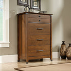 Carson Forge – Commode à tiroirs, cerisier de Washington-La commode Carson Forge comporte 4 tiroirs avec glissières en métal et butées de sécurité avec le système d’assemblage breveté à fermeture en T.