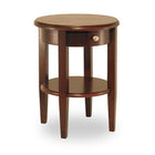 Winsome – Table de bout ronde Concord avec tiroir/tablette, fini noyer antique-Magnifique table de bout ronde au fini noyer avec pattes fuselées. Tiroir avec poignée en nickel satiné et tablette de rangement ou de décoration. À agencer avec la table de bout (94217), la table d’appoint (94220), la table d’entrée en demi-lune avec tablette (94039) ou la table en demi-lune (94132) de la collection.