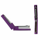 JAM PAPER - Agrafeuse de Bureau Moderne, Violet-Le bas de l'agrafeuse est recouvert de caoutchouc pour l'empêcher de glisser lors de l'utilisation. Un rail interieur specialement conçu offre un agrafage precis et resistant aux bourrages sur lequel vous pouvez compter.
